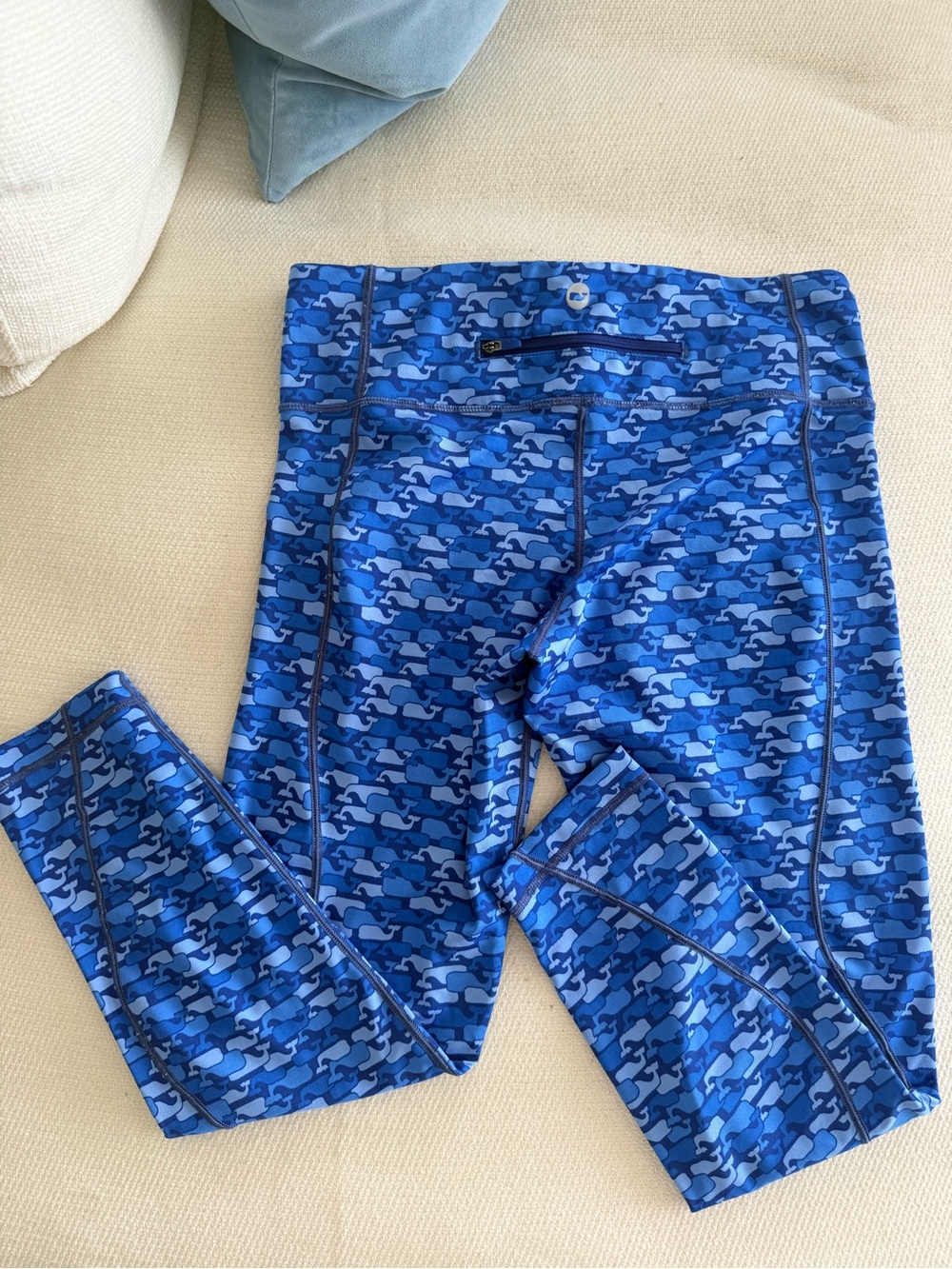 Vineyard Vines Women’s Performance Leggings in Blue Whale Print - Picture 2 of 4
